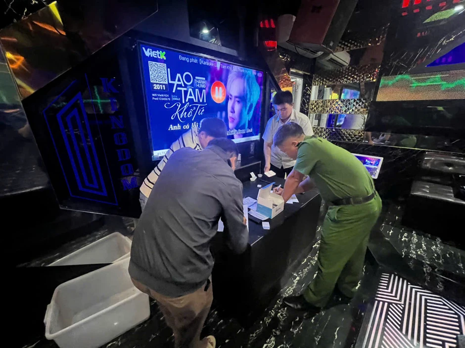 Công an bất ngờ kiểm tra quán karaoke Kingdom lúc 22 giờ Công an bất ngờ kiểm tra quán karaoke Kingdom lúc 22 giờ