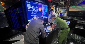 Công an bất ngờ kiểm tra quán karaoke Kingdom lúc 22 giờ