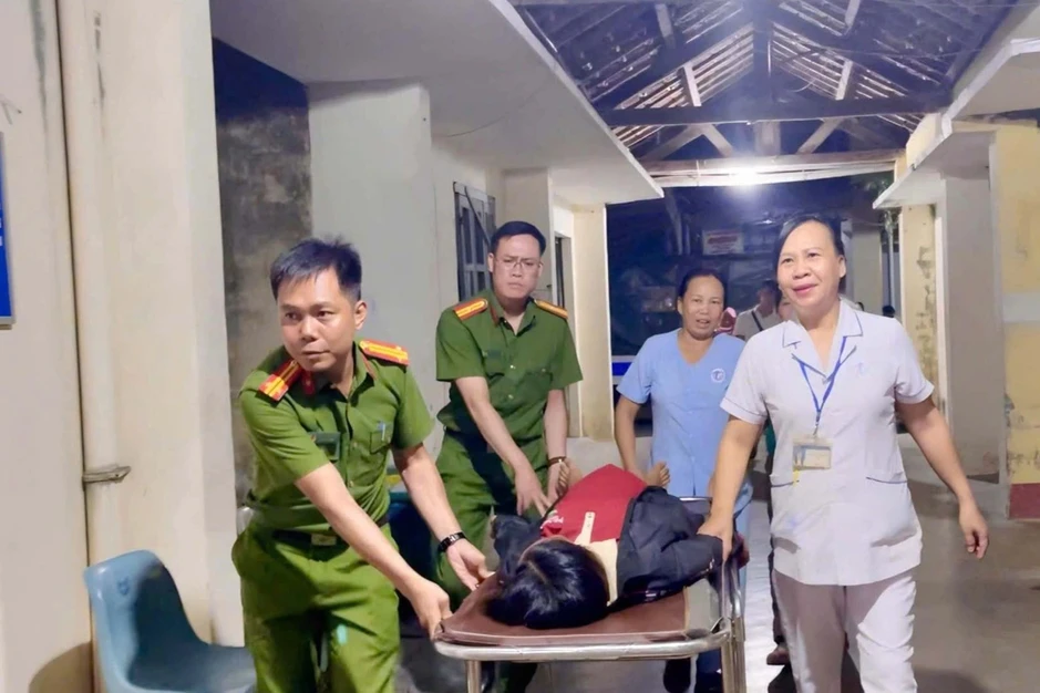 Công an, cán bộ xã băng rừng đưa sản phụ chuyển dạ đến bệnh viện Công an, cán bộ xã băng rừng đưa sản phụ chuyển dạ đến bệnh viện