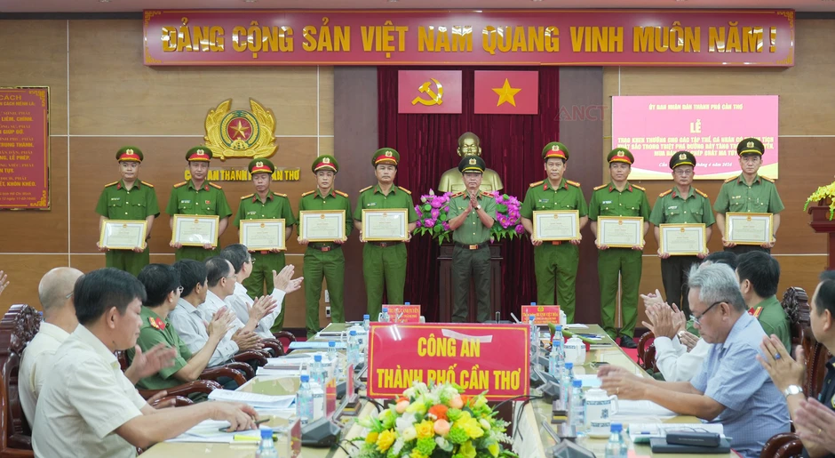 Công an Cần Thơ bắt 38 đối tượng, thu giữ 38kg ma túy và 4 khẩu súng Công an Cần Thơ bắt 38 đối tượng, thu giữ 38kg ma túy và 4 khẩu súng