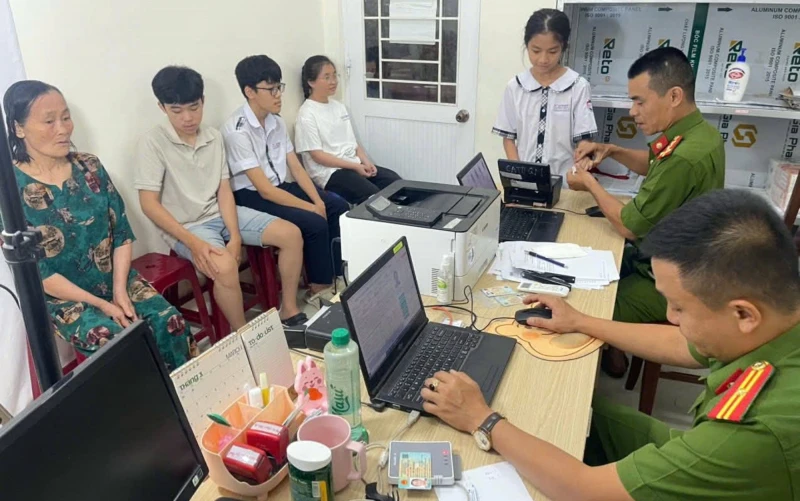 Công an cấp xã ở Đà Nẵng và Quảng Ngãi thực hiện “nhiệm vụ kép” trong những ngày nghỉ lễ Công an cấp xã ở Đà Nẵng và Quảng Ngãi thực hiện “nhiệm vụ kép” trong những ngày nghỉ lễ