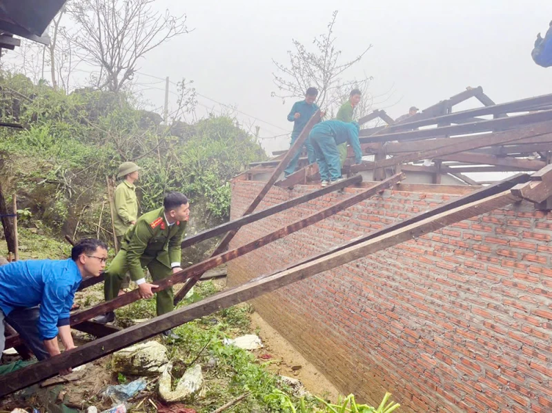 Công an cơ sở kịp thời hỗ trợ người dân khắc phục hậu quả giông lốc