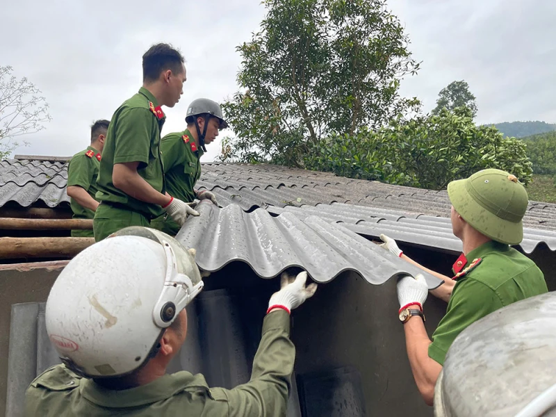 Công an cơ sở kịp thời hỗ trợ người dân khắc phục hậu quả giông lốc