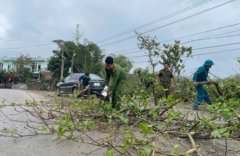 Công an cơ sở kịp thời hỗ trợ người dân khắc phục hậu quả giông lốc