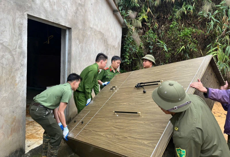 Công an cơ sở kịp thời hỗ trợ người dân khắc phục hậu quả giông lốc