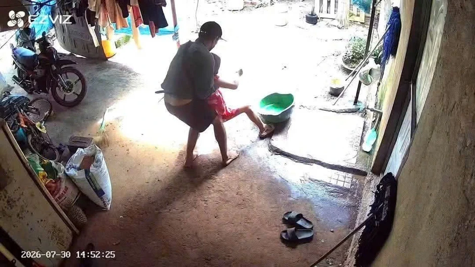 Công an công bố đặc điểm nhận dạng gã đàn ông có hành động lạ với bé gái Công an công bố đặc điểm nhận dạng gã đàn ông có hành động lạ với bé gái