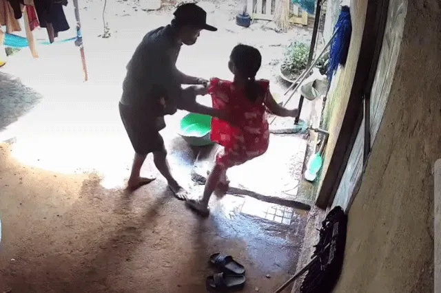 Công an công bố đặc điểm nhận dạng gã đàn ông có hành động lạ với bé gái Công an công bố đặc điểm nhận dạng gã đàn ông có hành động lạ với bé gái