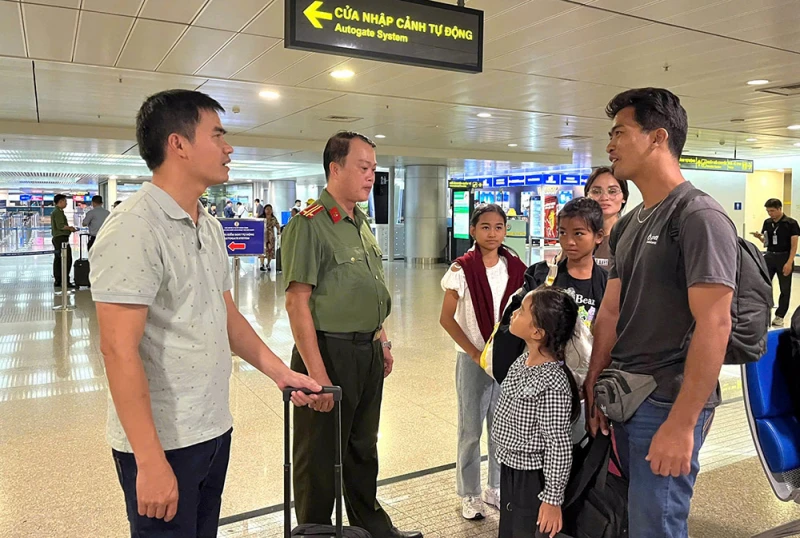 Công an Đắk Lắk hỗ trợ nhiều gia đình vượt biên trái phép hồi hương an toàn Công an Đắk Lắk hỗ trợ nhiều gia đình vượt biên trái phép hồi hương an toàn