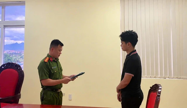 Công an điều tra số tiền hơn 5,3 tỷ đồng chuyển khoản trong nhiều lần: Bắt Trương Minh Hiếu SN 2005 Công an điều tra số tiền hơn 5,3 tỷ đồng chuyển khoản trong nhiều lần: Bắt Trương Minh Hiếu SN 2005