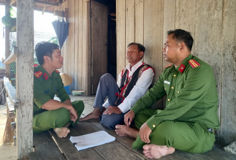Công an đồng hành cùng các già làng xây dựng thế trận an ninh xã Tây Sơn ở phía Đông Đắk Lắk Công an đồng hành cùng các già làng xây dựng thế trận an ninh xã Tây Sơn ở phía Đông Đắk Lắk