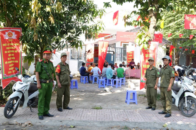 Công an Đồng Tháp bám địa bàn, đảm bảo an ninh tại các điểm bầu cử Công an Đồng Tháp bám địa bàn, đảm bảo an ninh tại các điểm bầu cử
