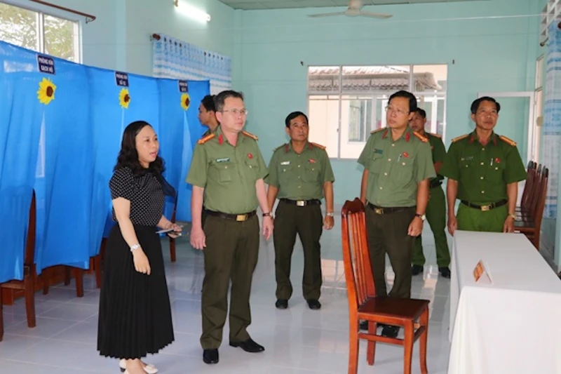 Công an Đồng Tháp bám địa bàn, đảm bảo an ninh tại các điểm bầu cử Công an Đồng Tháp bám địa bàn, đảm bảo an ninh tại các điểm bầu cử