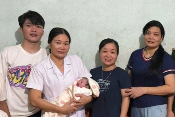 Công an đưa nhân viên y tế vượt lũ vào tận nhà đỡ đẻ cho sản phụ Công an đưa nhân viên y tế vượt lũ vào tận nhà đỡ đẻ cho sản phụ