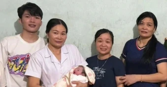 Công an đưa nhân viên y tế vượt lũ vào tận nhà đỡ đẻ cho sản phụ