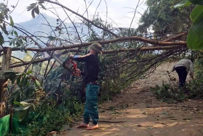 Công an giúp dân khắc phục hậu quả do mưa lớn kèm lốc xoáy ở vùng biên Đà Nẵng Công an giúp dân khắc phục hậu quả do mưa lớn kèm lốc xoáy ở vùng biên Đà Nẵng