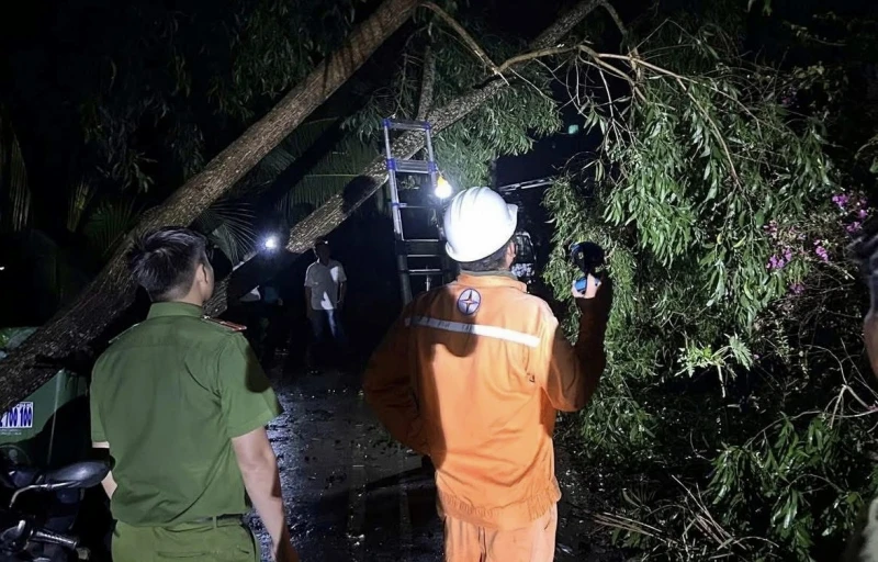 Công an giúp dân khắc phục hậu quả sau dông lốc do mưa trái mùa Công an giúp dân khắc phục hậu quả sau dông lốc do mưa trái mùa