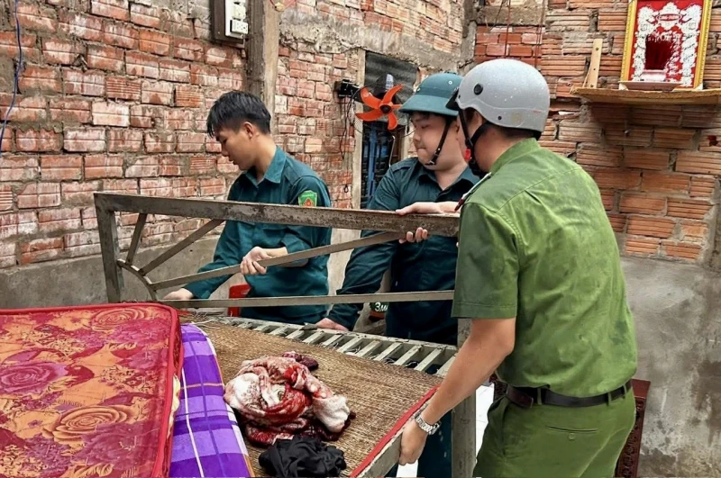 Công an giúp dân khắc phục hậu quả sau dông lốc do mưa trái mùa Công an giúp dân khắc phục hậu quả sau dông lốc do mưa trái mùa