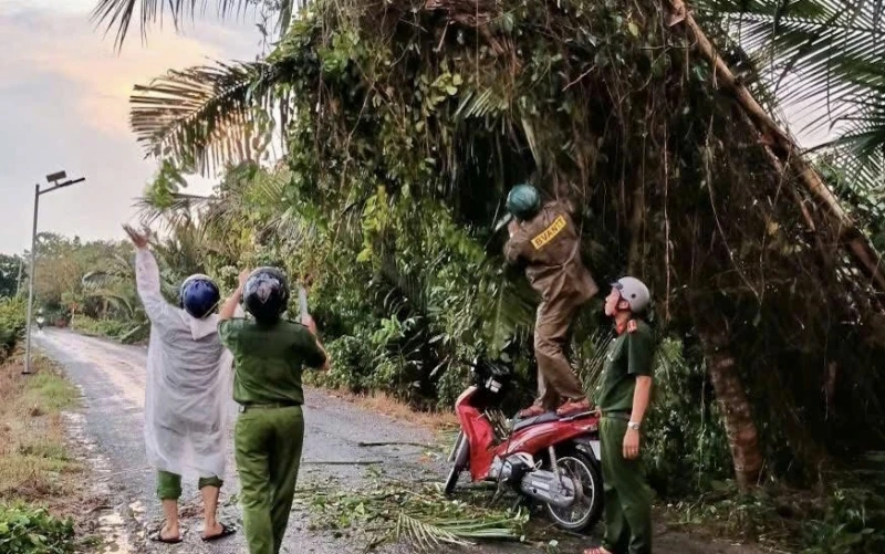 Công an giúp dân khắc phục hậu quả sau dông lốc do mưa trái mùa Công an giúp dân khắc phục hậu quả sau dông lốc do mưa trái mùa