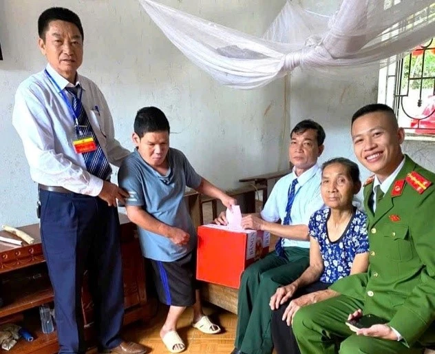 Công an Hà Nội bảo vệ tuyệt đối an ninh, an toàn cuộc bầu cử Công an Hà Nội bảo vệ tuyệt đối an ninh, an toàn cuộc bầu cử