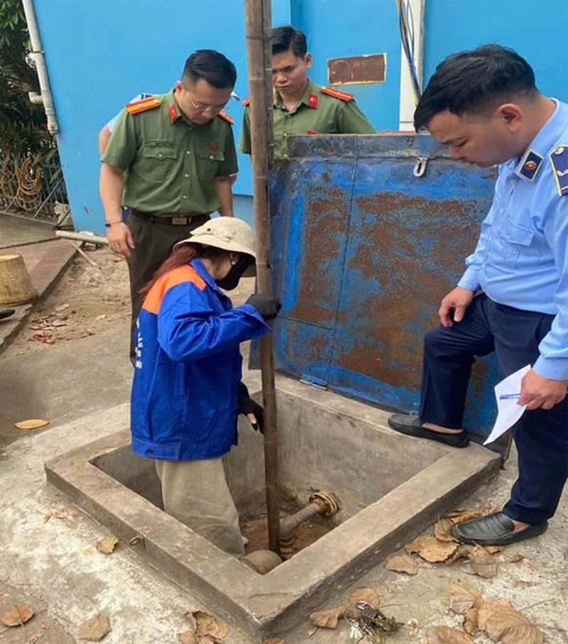 Công an Hà Nội xử lý các trường hợp chỉ bán xăng tối đa 300.000 đồng/lượt cho ô tô Công an Hà Nội xử lý các trường hợp chỉ bán xăng tối đa 300.000 đồng/lượt cho ô tô