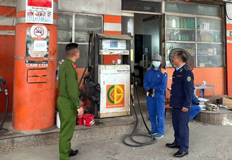 Công an Hà Nội xử lý các trường hợp chỉ bán xăng tối đa 300.000 đồng/lượt cho ô tô Công an Hà Nội xử lý các trường hợp chỉ bán xăng tối đa 300.000 đồng/lượt cho ô tô