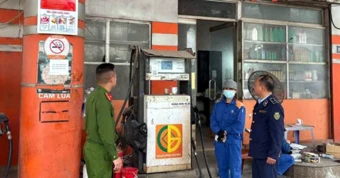 Công an Hà Nội xử lý các trường hợp chỉ bán xăng tối đa 300.000 đồng/lượt cho ô tô