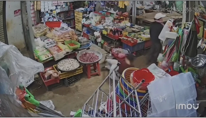 Công an kết luận vụ việc cô gái ngất xỉu giữa chợ sau khi tiếp xúc với 2 người lạ Công an kết luận vụ việc cô gái ngất xỉu giữa chợ sau khi tiếp xúc với 2 người lạ