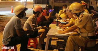 Công an khẳng định hình ảnh CSGT “ăn mừng” bên những cọc tiền là giả mạo