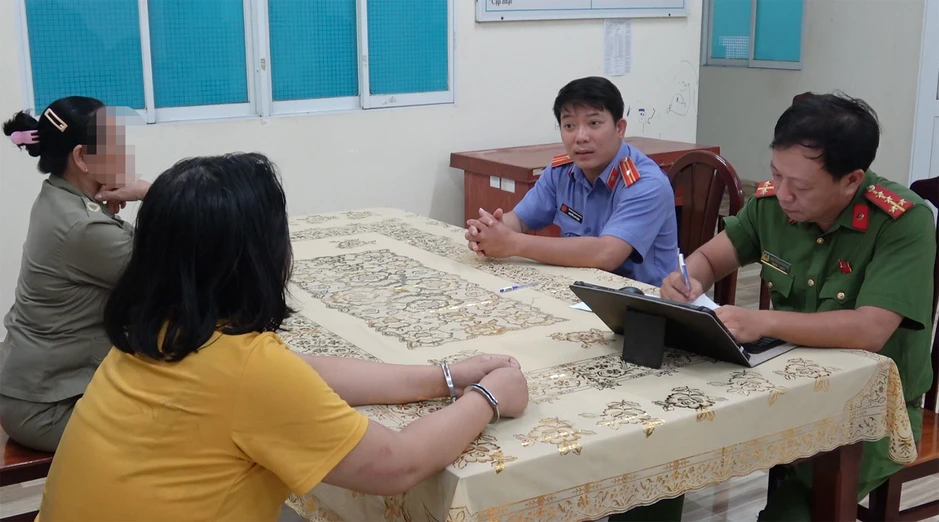 Công an khống chế người phụ nữ cầm dao tới tiệm vàng đập phá