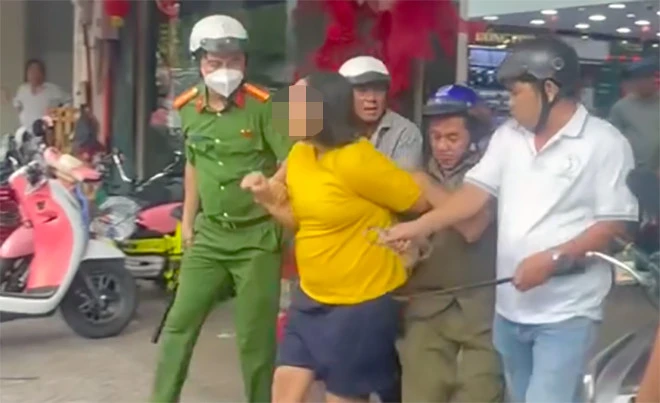 Công an khống chế người phụ nữ cầm dao tới tiệm vàng đập phá