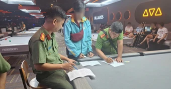 Công an kiểm tra 120 nhân viên và khách tại một quán internet, bida lúc 21 giờ