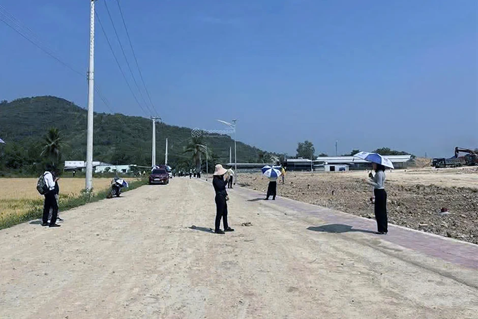 Công an kiểm tra hiện trạng khai thác đất trái phép quy mô lớn ở Khánh Hòa