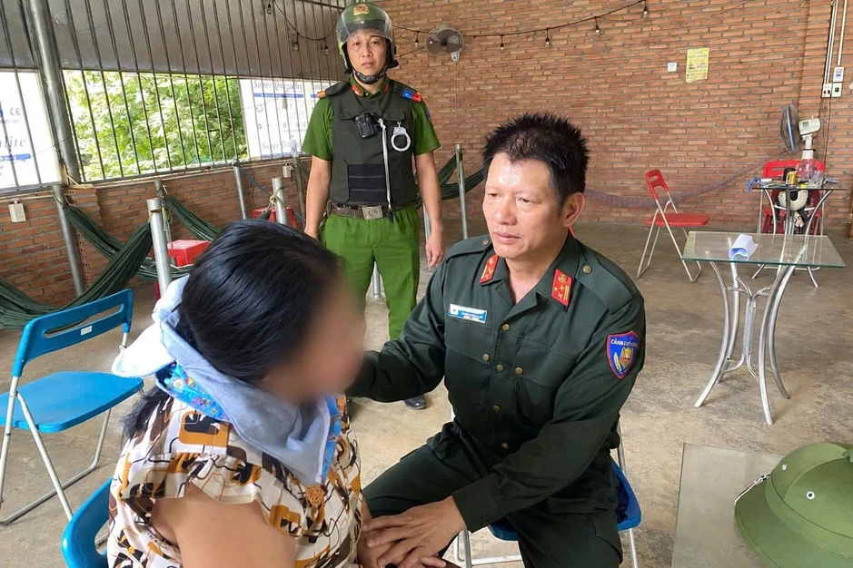 Công an kịp thời can ngăn người phụ nữ có ý định nhảy cầu Công an kịp thời can ngăn người phụ nữ có ý định nhảy cầu