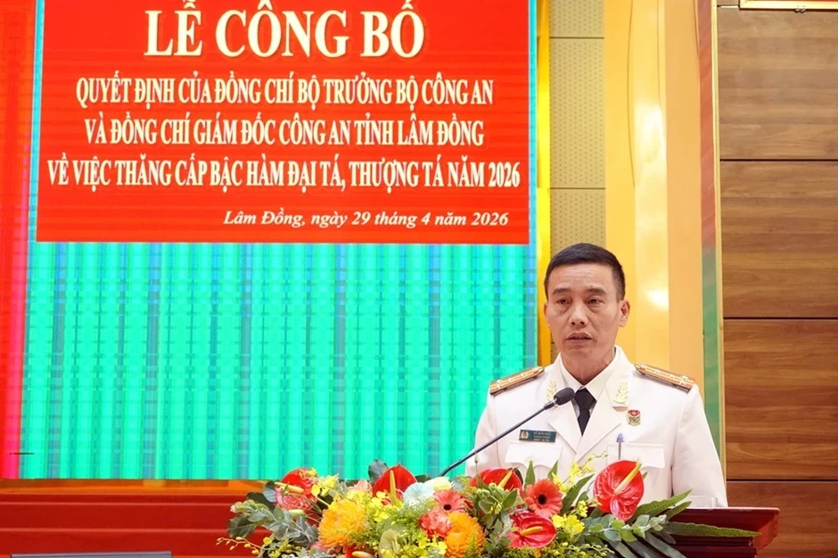 Công an Lâm Đồng thăng cấp bậc cho 22 đại tá và điều động nhiều nhân sự Công an Lâm Đồng thăng cấp bậc cho 22 đại tá và điều động nhiều nhân sự
