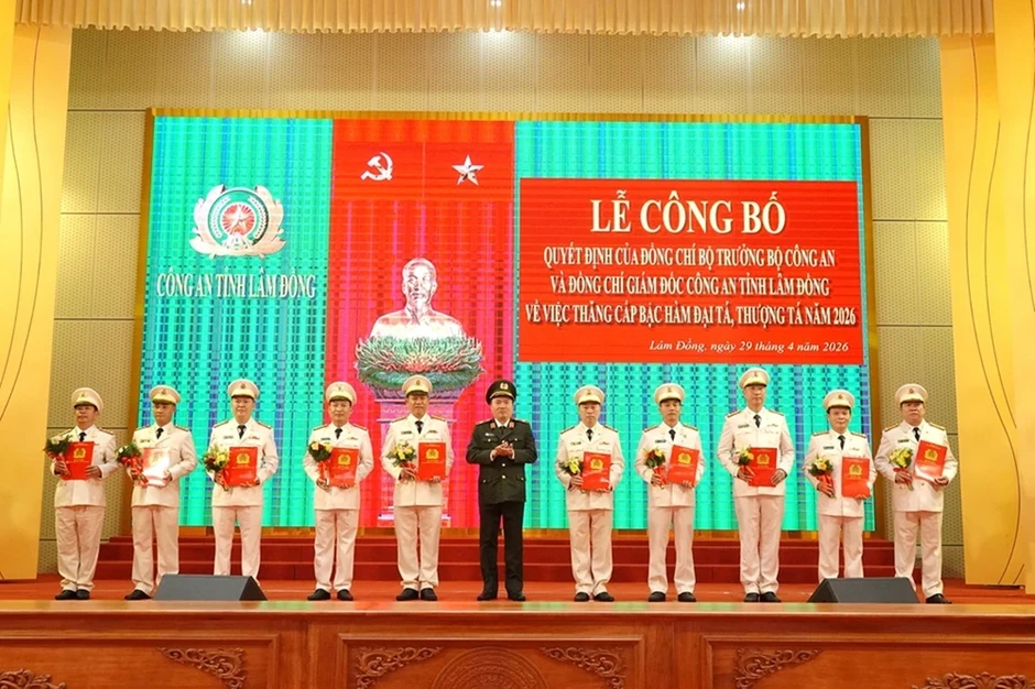 Công an Lâm Đồng thăng cấp bậc cho 22 đại tá và điều động nhiều nhân sự Công an Lâm Đồng thăng cấp bậc cho 22 đại tá và điều động nhiều nhân sự