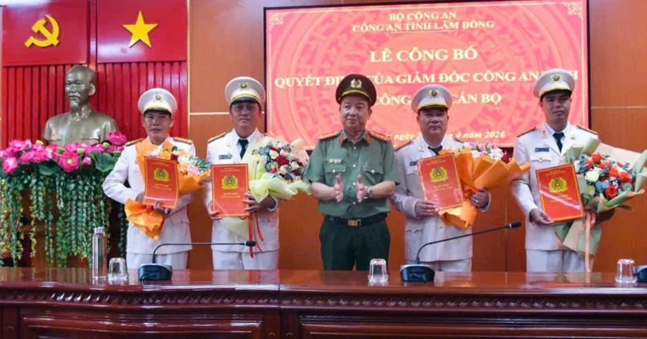 Công an Lâm Đồng thăng cấp bậc cho 22 đại tá và điều động nhiều nhân sự Công an Lâm Đồng thăng cấp bậc cho 22 đại tá và điều động nhiều nhân sự