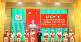 Công an Lâm Đồng thăng cấp bậc cho 22 đại tá và điều động nhiều nhân sự