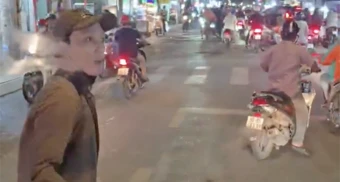 Công an làm việc với người đàn ông cầm gậy đập kính xe tải ở TPHCM