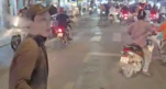 Công an làm việc với người đàn ông cầm gậy đập kính xe tải ở TPHCM