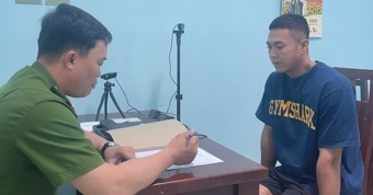 Công an làm việc với người đàn ông hành hung nữ shipper
