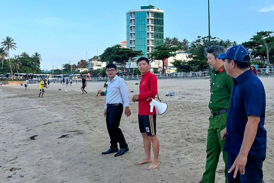 Công an làm việc với nhóm người bẻ, nhặt san hô ở bãi biển Hòn Chồng Công an làm việc với nhóm người bẻ, nhặt san hô ở bãi biển Hòn Chồng