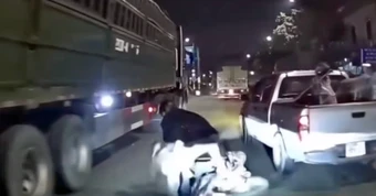 Công an làm việc với tài xế ô tô bán tải liên quan vụ 3 người đi xe máy bị chèn ngã