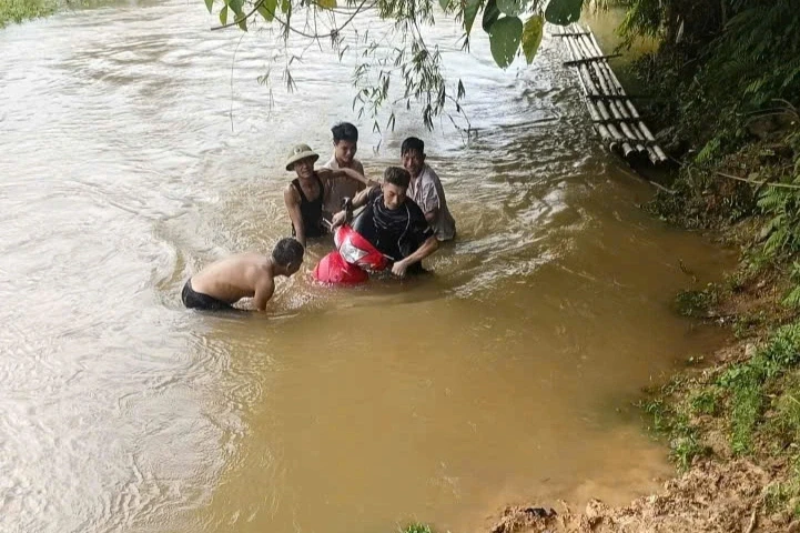 Công an Lào Cai cứu người đàn ông đi xe máy bị lũ cuốn trôi Công an Lào Cai cứu người đàn ông đi xe máy bị lũ cuốn trôi