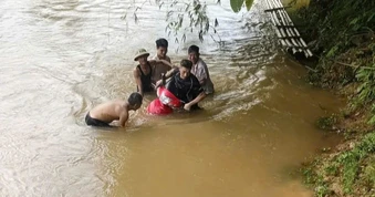 Công an Lào Cai cứu người đàn ông đi xe máy bị lũ cuốn trôi