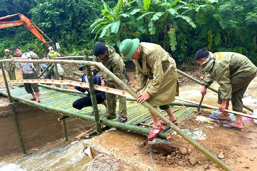 Công an lội nước lũ gặt lúa, chặt tre dựng cầu tạm giúp dân Công an lội nước lũ gặt lúa, chặt tre dựng cầu tạm giúp dân