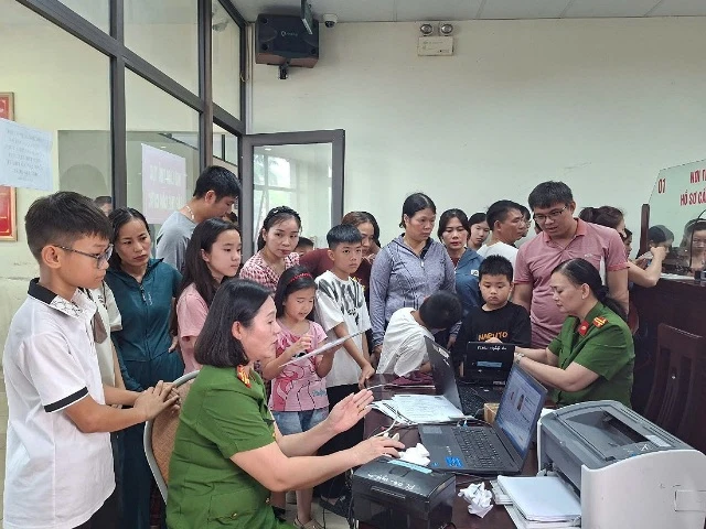 Công an Nghệ An xuyên lễ cấp căn cước và định danh điện tử cho trẻ em Công an Nghệ An xuyên lễ cấp căn cước và định danh điện tử cho trẻ em
