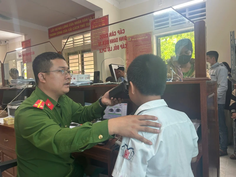 Công an Nghệ An xuyên lễ cấp căn cước và định danh điện tử cho trẻ em Công an Nghệ An xuyên lễ cấp căn cước và định danh điện tử cho trẻ em