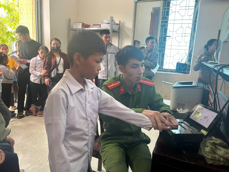 Công an Nghệ An xuyên lễ cấp căn cước và định danh điện tử cho trẻ em Công an Nghệ An xuyên lễ cấp căn cước và định danh điện tử cho trẻ em