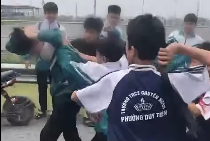 Công an Ninh Bình thông tin vụ học sinh lớp 9 bị bạn dùng thắt lưng đánh hội đồng