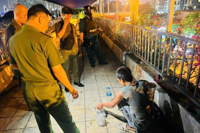 Công an ở TPHCM hỗ trợ người dân khó khăn có nơi nương tựa Công an ở TPHCM hỗ trợ người dân khó khăn có nơi nương tựa